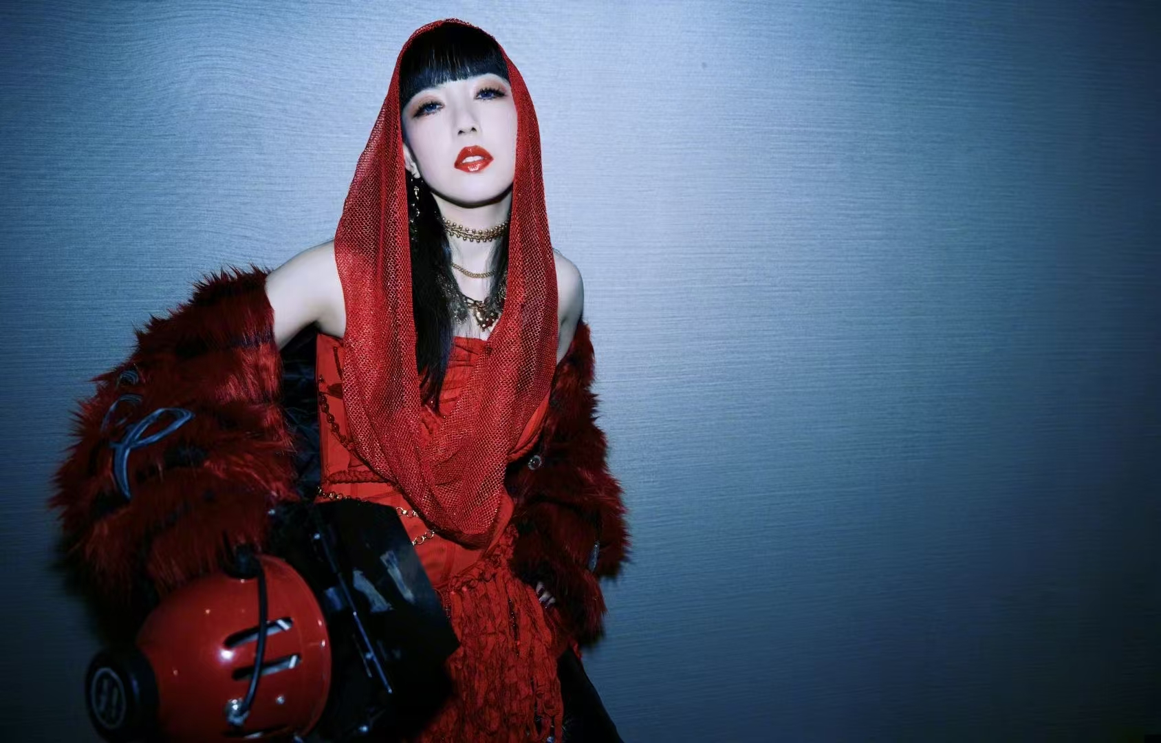 吴莫愁 红影倩倩时尚写 炽热绽放 缠绕时尚韵律 以独特风格诠释红色魅力