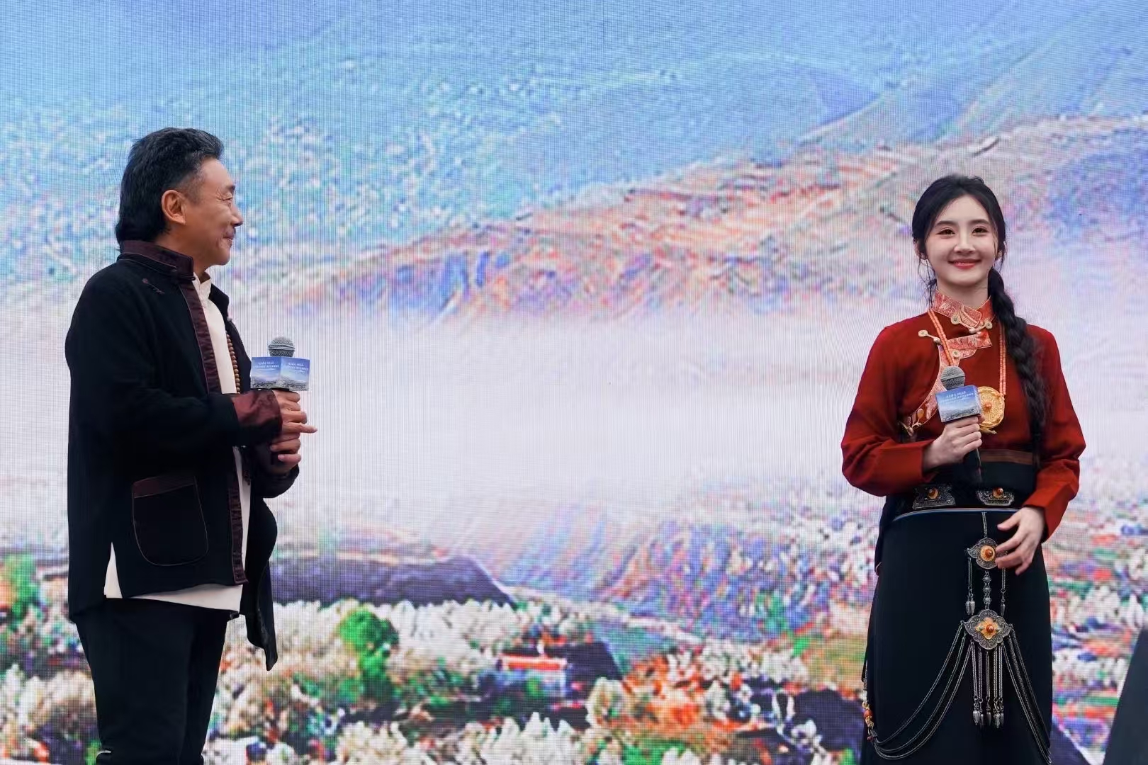 容中尔甲卓依娜姆 深情演绎父女合唱《阿爸啰啰》 浓浓的亲情与温暖 爱意满满 