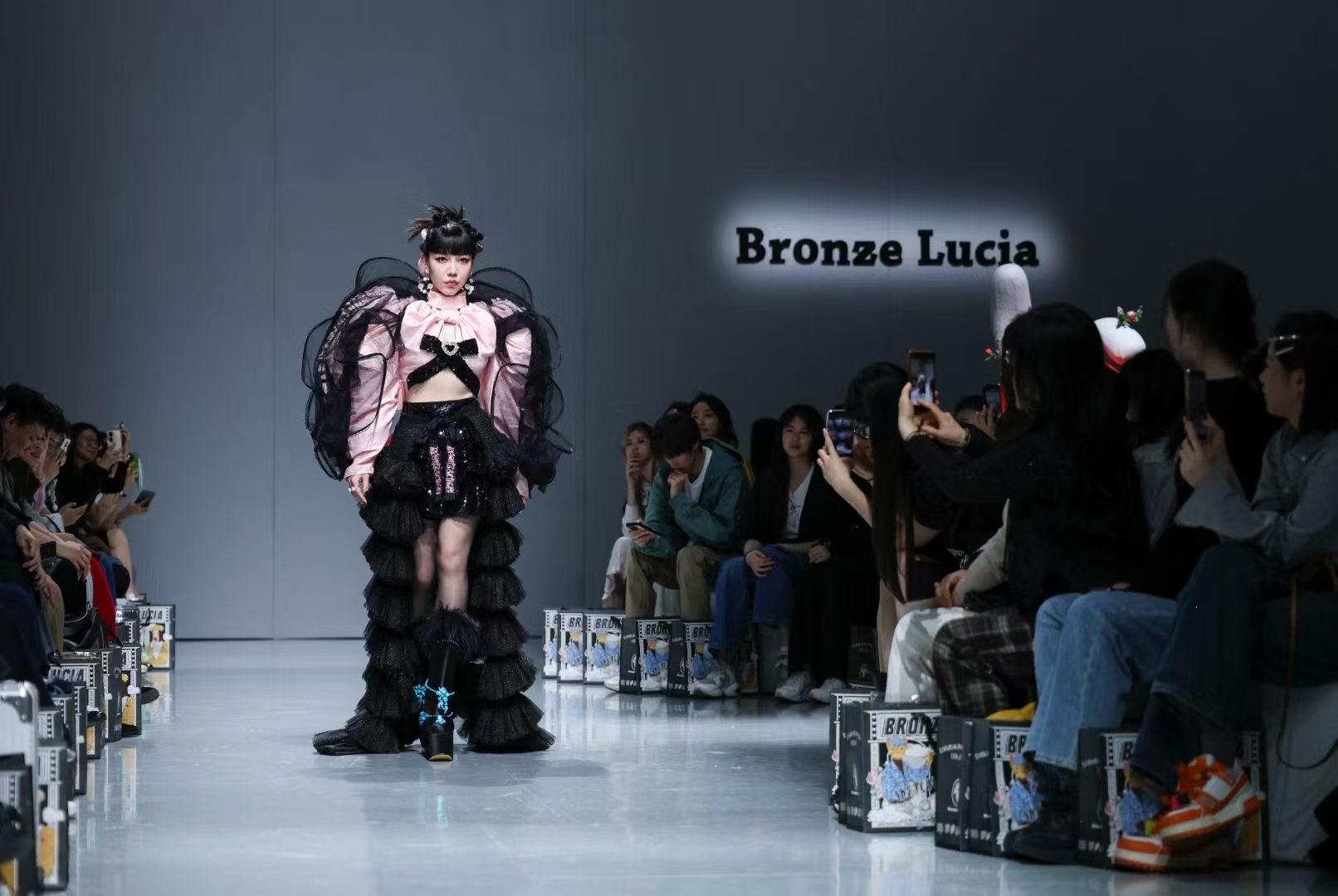 吴莫愁中国国际时装周BronzeLucia 品牌挚友粉黑交织梦幻 彰显时尚态度 𝓂𝑜𝓂𝑜 𝓌𝓊 闪耀个性光芒